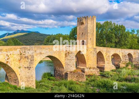 Vue sur le pont médiéval dans le village historique de Frías, Espagne, sur l'Èbre, construit dans le style gothique au 13ème siècle Banque D'Images