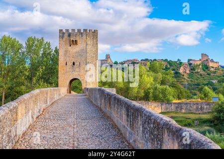 Vue sur le pont médiéval dans le village historique de Frías, Espagne, sur l'Èbre, construit dans le style gothique au 13ème siècle Banque D'Images