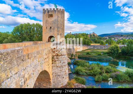 Vue sur le pont médiéval dans le village historique de Frías, Espagne, sur l'Èbre, construit dans le style gothique au 13ème siècle Banque D'Images