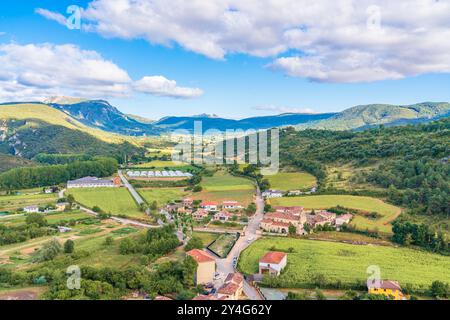 Vue sur le paysage mettant en valeur la verdure luxuriante et la campagne sereine de Frías, Espagne par une journée ensoleillée et lumineuse Banque D'Images