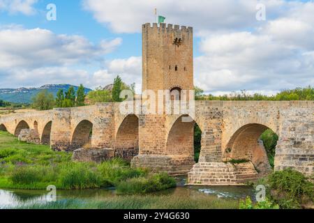 Vue sur le pont médiéval dans le village historique de Frías, Espagne, sur l'Èbre, construit dans le style gothique au 13ème siècle Banque D'Images