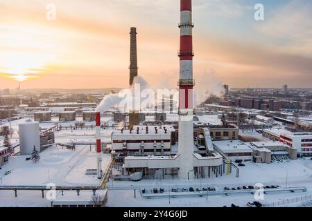 Vue aérienne de chaudière biocarburant-plante d'installations avec des cheminées à la vapeur pour les froides journée d'hiver de Klaipeda, Lituanie Banque D'Images