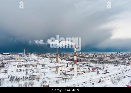 Vue aérienne de chaudière biocarburant-plante d'installations avec des cheminées à la vapeur pour les froides journée d'hiver de Klaipeda, Lituanie Banque D'Images