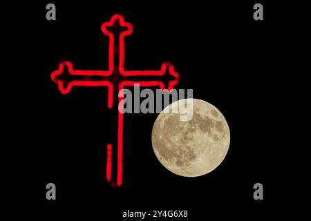 Aqosh, Irak. 17 septembre 2024. La pleine lune se lève derrière la croix du monastère de la Vierge Marie dans la ville irakienne d’Alqosh, à 50 km au nord de Mossoul. Crédit : SOPA images Limited/Alamy Live News Banque D'Images