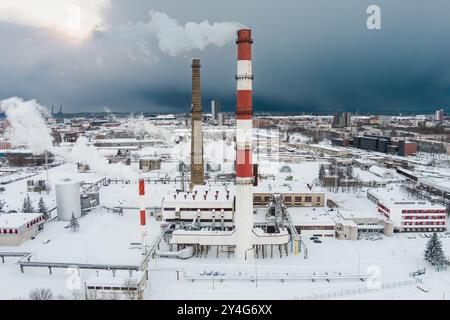 Vue aérienne de chaudière biocarburant-plante d'installations avec des cheminées à la vapeur pour les froides journée d'hiver de Klaipeda, Lituanie Banque D'Images