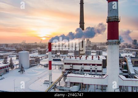 Vue aérienne de chaudière biocarburant-plante d'installations avec des cheminées à la vapeur pour les froides journée d'hiver de Klaipeda, Lituanie Banque D'Images