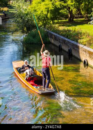 Touristes musulmans étant sur un Punt, Great Stour, Canterbury, Kent, Angleterre, UK, GB. Banque D'Images