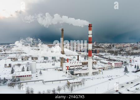 Vue aérienne de chaudière biocarburant-plante d'installations avec des cheminées à la vapeur pour les froides journée d'hiver de Klaipeda, Lituanie Banque D'Images