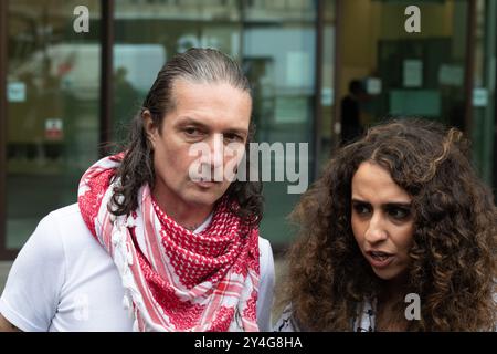 Londres, Royaume-Uni. 18 septembre 2024. Richard Barnard, co-fondateur du groupe d'action de direction Palestine action, devant le tribunal de première instance de Westminster où les partisans se sont rassemblés après une audience de plaidoyer concernant les accusations liées à deux discours qu'il a prononcés lors de manifestations en 2023. Il nie les accusations, qui seront entendues à une date ultérieure, et les restrictions de mise en liberté sous caution ont été assouplies. Palestine action est connue pour avoir ciblé le fabricant d'armes israélien Elbit Systems, qui opère au Royaume-Uni, accusant l'entreprise d'être « complice du génocide » à Gaza. Crédit : Ron Fassbender/Alamy Live News Banque D'Images