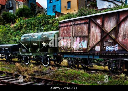 Un ancien wagon-citerne à acide sulfurique restauré du ministère de la Guerre, maintenant exposé au Bristol Harbour Railway, Angleterre, Royaume-Uni Banque D'Images