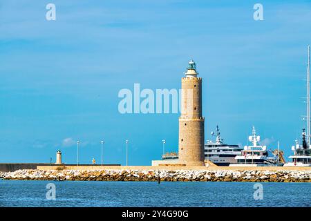 Fanale dei Pisani, un phare historique à l'entrée du port de Livourne, en Italie Banque D'Images