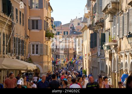 Corfou, Grèce - 4 septembre 2024 : foules dans la vieille ville de Corfou, capturant l'atmosphère animée d'un hotspot touristique, typique du tourisme de masse dans les destinations populaires *** Menschenmengen in der Altstadt von Korfu, die lebendige Atmosphäre eines touristischen hotspots einfangend, typisch für den Massentourismus in Beliebten Reisezielen Banque D'Images