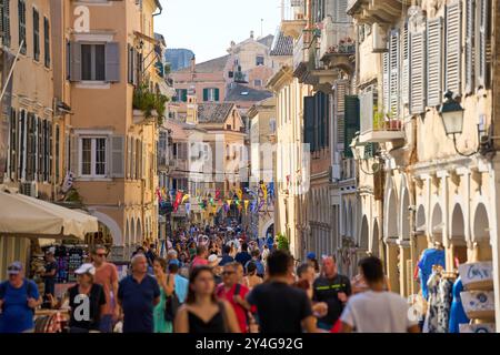 Corfou, Grèce - 4 septembre 2024 : foules dans la vieille ville de Corfou, capturant l'atmosphère animée d'un hotspot touristique, typique du tourisme de masse dans les destinations populaires *** Menschenmengen in der Altstadt von Korfu, die lebendige Atmosphäre eines touristischen hotspots einfangend, typisch für den Massentourismus in Beliebten Reisezielen Banque D'Images