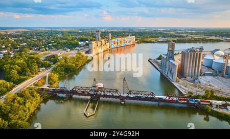 Vue aérienne des silos à grains de Tolède, fresque murale de tournesol et pont de train à Golden Hour Banque D'Images