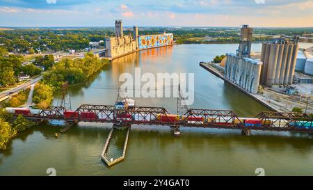 Pont aérien de train de Tolède et complexe industriel mural tournesol à Golden Hour Banque D'Images