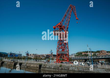 Grues du port de Bilbao à côté du musée Itsas dans la ville de Bilbao, Espagne. Banque D'Images