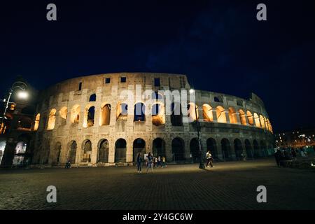 Colisée est l'une des principales attractions touristiques de Rome la nuit, Italie. Panorama des ruines romaines antiques, italie - 2 mai 2024. Photo de haute qualité Banque D'Images