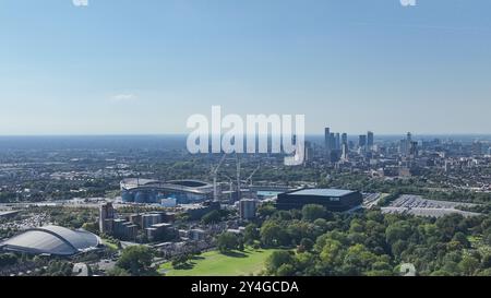 Vue aérienne du stade Etihad, rétrécissement du nouveau stand et de la ville de Manchester en arrière-plan lors du match de la Ligue des champions de l'UEFA Manchester City vs Inter Milan au stade Etihad, Manchester, Royaume-Uni, le 18 septembre 2024 (photo Mark Cosgrove/News images) Banque D'Images