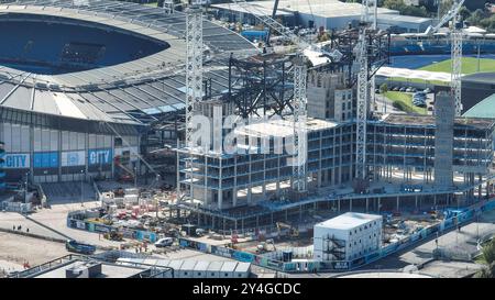 Vue aérienne du stade Etihad et de la constriction du nouveau stand lors du match de l'UEFA Champions League Manchester City vs Inter Milan à l'Etihad Stadium, Manchester, Royaume-Uni, le 18 septembre 2024 (photo Mark Cosgrove/News images) Banque D'Images