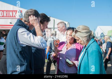 Irlande, 17/09/2024, Mary Lou McDonald, chef du Sinn Fein, et Michelle O'Neill, première ministre d'Irlande du Nord, saluent les laboureurs. Crédit : Karlis Dzjamko Banque D'Images