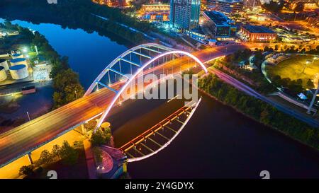 Vue aérienne de nuit du reflet du pont commémoratif des vétérans coréens de Nashville Banque D'Images