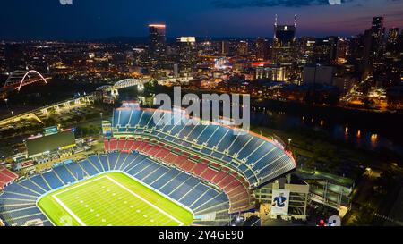 Vue aérienne du stade Nissan et des gratte-ciel de Nashville à l'heure bleue Banque D'Images