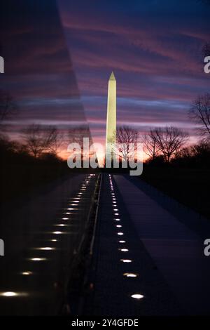 Mémorial des vétérans du Vietnam Washington Monument Washington DC // Washington DC — le mémorial des vétérans du Vietnam et le Washington Monument se dressent sous les cieux spectaculaires avant l’aube à Washington DC. Le mémorial emblématique rend hommage aux militaires américains qui ont combattu pendant la guerre du Vietnam, tandis que le Washington Monument, un obélisque dédié à George Washington, est l’un des monuments les plus reconnaissables de la ville. Banque D'Images