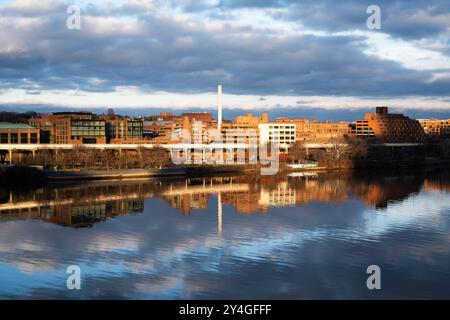 Georgetown Waterfront Potomac River Washington DC // WASHINGTON DC — le front de mer de Georgetown offre une vue tranquille sur le fleuve Potomac avec sa surface calme semblable à un miroir reflétant la lumière dorée de fin d'après-midi. Cette aire de loisirs populaire le long de la rivière offre aux visiteurs des sentiers pédestres, des espaces verts et des vues panoramiques sur l'eau. Georgetown, l'un des plus anciens quartiers de Washington DC, dispose d'un front de mer historique qui a été transformé en espace de parc public. Le fleuve Potomac, qui coule à travers la capitale nationale, crée une frontière naturelle entre Washington DC an Banque D'Images
