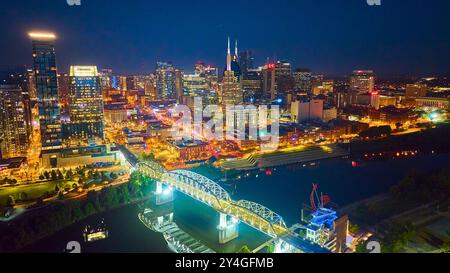 Vue aérienne de Nashville Skyline la nuit avec pont illuminé Banque D'Images