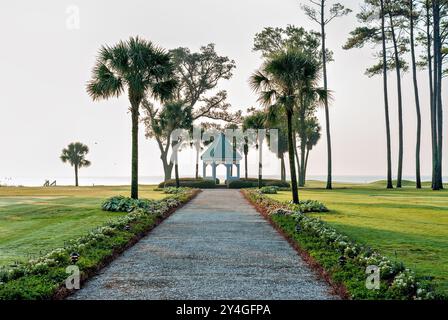 DAUFUSKIE ISLAND, Caroline du Sud, États-Unis — le Daufuskie Island Resort and Golf course est une destination de choix située au large de la côte de Caroline du Sud, offrant un mélange luxueux de front de mer immaculé, de vues panoramiques et de golf de classe mondiale. Le complexe hôtelier insulaire offre un havre de paix avec son atmosphère insulaire privée et son parcours de golf renommé sur fond d'océan Atlantique. Banque D'Images