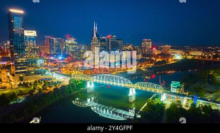 Vue aérienne Nashville Skyline à Blue Hour avec pont piétonnier illuminé Banque D'Images