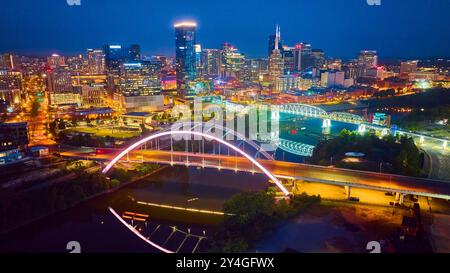 Vue aérienne de Nashville Skyline et des ponts à Blue Hour Banque D'Images