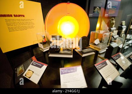 WASHINGTON DC, États-Unis — la salle de géologie et de sciences de la terre du Musée national d'histoire naturelle présente une vaste collection de minéraux, de pierres précieuses et de spécimens géologiques. Le musée, qui fait partie de la Smithsonian institution, abrite l'une des plus grandes collections d'histoire naturelle au monde. Situé sur le National Mall, le Natural History Museum accueille des millions de visiteurs chaque année pour explorer ses expositions scientifiques et éducatives. Banque D'Images