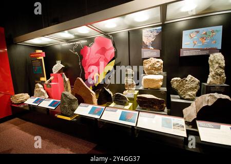 WASHINGTON DC, États-Unis — la salle de géologie et de sciences de la terre du Musée national d'histoire naturelle présente une vaste collection de minéraux, de pierres précieuses et de spécimens géologiques. Le musée, qui fait partie de la Smithsonian institution, abrite l'une des plus grandes collections d'histoire naturelle au monde. Situé sur le National Mall, le Natural History Museum accueille des millions de visiteurs chaque année pour explorer ses expositions scientifiques et éducatives. Banque D'Images