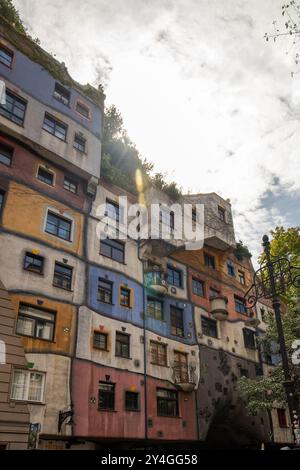 Hundertwasser Village avec un jardin sur le toit à Vienne, Autriche Banque D'Images