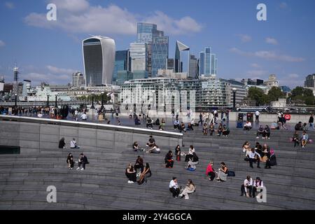Les gens appréciant le soleil automnal près de la Tamise à Londres. Date de la photo : mercredi 18 septembre 2024. Banque D'Images