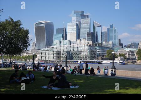 Les gens appréciant le soleil automnal près de la Tamise à Londres. Date de la photo : mercredi 18 septembre 2024. Banque D'Images