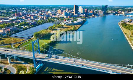 Vue aérienne du pont Blue Anthony Wayne de Tolède et vue sur la rivière Maumee Banque D'Images