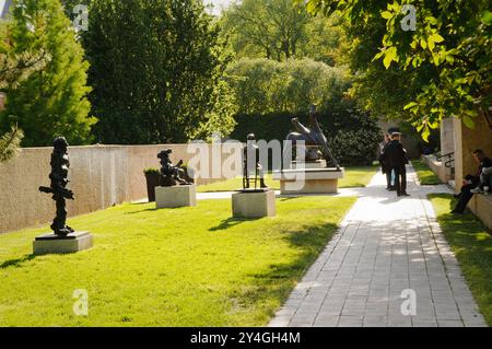 WASHINGTON DC, États-Unis — le jardin de sculptures du musée Hirshhorn, présenté avant sa rénovation majeure, présente des sculptures modernistes et contemporaines dans une galerie extérieure encastrée le long du National Mall. Cette configuration historique du jardin offrait un cadre intime pour découvrir des œuvres sculpturales à grande échelle au sein de la collection du musée. Banque D'Images