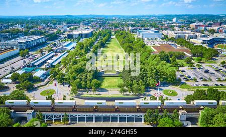 Vue aérienne du Nashville Bicentennial Mall Park avec train in Motion Banque D'Images