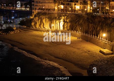 Photo de nuit prise de la plage de Cala del mal pas dans la vieille ville de Benidorm Alicante en Espagne. Banque D'Images