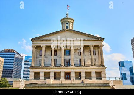 Palais de justice néoclassique et horizon urbain à Nashville Low angle View Banque D'Images