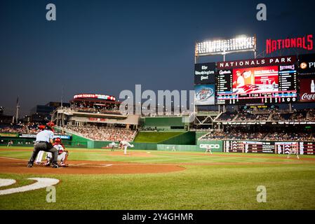 WASHINGTON DC, États-Unis — Une vue directement derrière la plaque de la maison au Nationals Park pendant un match entre les Nationals de Washington et les Cardinals Louis. Les Cardinals ont remporté le match avec un score final de 4-2. Banque D'Images