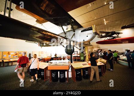 Exposition des avions du National Air and Space Museum Washington DC // WASHINGTON DC — les avions exposés au National Air and Space Museum présentent l'évolution de l'aviation et de la technologie aérospatiale. Le musée, qui fait partie de la Smithsonian institution, abrite l'une des plus grandes collections d'objets aéronautiques et spatiaux au monde. Fondée en 1976, l'installation préserve et présente l'histoire du vol depuis le premier avion motorisé des frères Wright jusqu'à l'exploration spatiale moderne. La collection du musée comprend des avions militaires, des avions civils, des engins spatiaux et des artefacts connexes qui documentent Banque D'Images