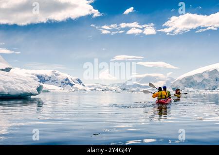 PORT DE NEKO, Antarctique — les kayakistes glissent dans les eaux calmes du port de Neko, en Antarctique, s'arrêtant pour admirer les paysages époustouflants de glaciers, d'icebergs et de montagnes enneigées. Cette scène sereine capture l'essence de l'exploration antarctique, mettant en valeur la perspective unique qu'offre le kayak dans l'un des environnements les plus reculés et les plus vierges du monde. Banque D'Images