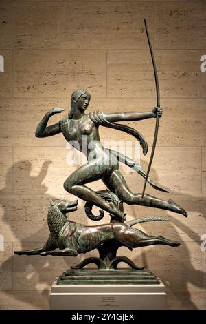 WASHINGTON DC, États-Unis — la sculpture en bronze de Diana, créée par Paul Manship en 1925, est exposée au Smithsonian American Art Museum de Washington DC. La pièce représente la déesse grecque avec un arc levé, symbolisant son rôle dans le mythe de Diana et Actaeon. Cette œuvre fait partie d'une paire représentant l'histoire mythologique, où Actaeon est transformé en cerf par Diana. Banque D'Images