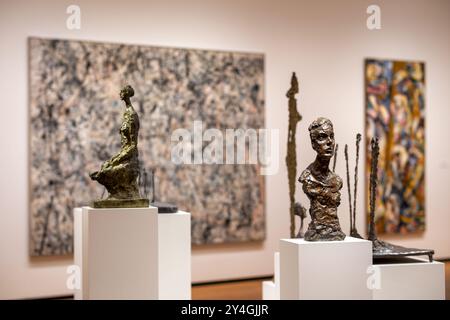 National Gallery of Art sculptures d'art moderne Washington DC // WASHINGTON DC — les sculptures d'art moderne se tiennent bien en vue au premier plan de l'East Building de la National Gallery of Art, avec l'emblématique « Number 1, 1950 (Lavender Mist) » de Jackson Pollock visible en arrière-plan. Cet espace d'exposition dynamique met en valeur le dévouement du musée à présenter d'importantes œuvres d'art du XXe siècle, offrant aux visiteurs une vision complète des développements artistiques modernes. Banque D'Images