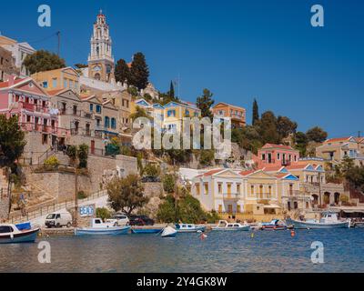 Île de Symi, Grèce - 20 avril 2023 : vue de l'île de Symi en Grèce. Petite île du Dodécanèse, Grèce, qui étonne les visiteurs avec son atmosphère calme et elle Banque D'Images