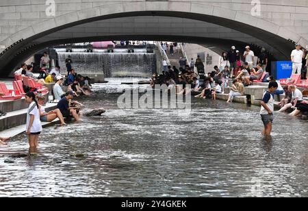 Vague de chaleur à Séoul, Corée du Sud les gens sont assis sous un pont le long d'un canal pendant le dernier jour des vacances de Chuseok au ruisseau Cheonggye à Séoul, Corée du Sud, le 18 septembre 2024. Une vague de chaleur se fait actuellement sentir au-dessus de la Corée du Sud avec des températures atteignant 35 degrés celsius. Séoul Corée, République du droit d'auteur : xMatrixxImagesx/xKwakxKyung-Keunx Banque D'Images