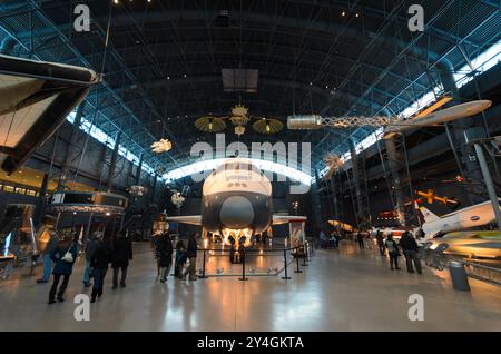 WASHINGTON DC, États-Unis — la navette spatiale Enterprise exposée au musée national de l'air et de l'espace Smithsonian. Ce vaisseau spatial historique, le premier orbiteur du programme de la navette spatiale, a servi de véhicule d'essai et a ouvert la voie à de futures navettes opérationnelles. L'Enterprise a depuis été remplacé dans le musée par la navette spatiale Discovery. Banque D'Images